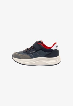 Scarpe sportive con tomaia in tessuto navy e grigio, con interno rosso, cinturino in velcro e accentuazione bianca sul tallone. Suola in gomma spessa.