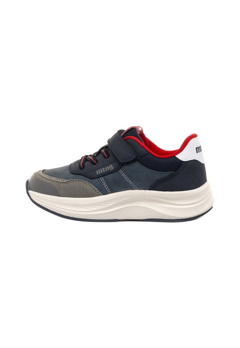 Sportschuhe mit einem Obermaterial aus navyblauem und grauem Textil, ausgestattet mit einem roten Innenfutter, Klettverschluss und weißen Akzenten an der Ferse. Dicke Gummisohle.