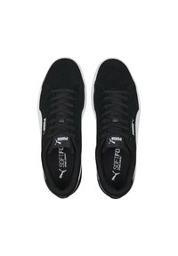 Zapatillas de ante negras con suelas de goma blanca, que presentan cordones negros y un logo blanco en el lateral. Superficie texturizada y cuello acolchado.