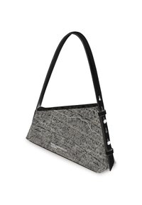 Γκρι υφασμάτινη τσάντα ώμου με γεωμετρικό σχέδιο, μαύρη δερμάτινη λωρίδα και δομημένο σχήμα. Έχει διακριτική σήμανση στην μπροστινή πλευρά.