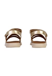 Gouden metallic sandalen met kruislings banden, beige zool en een getextureerde voetbed. Het open achterkant ontwerp heeft een minimalistische constructie.