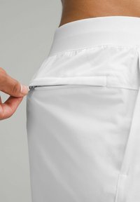 lululemon ZEROED IN LINERLESS 18CM - Sport rövidnadrágok - white