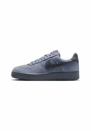 Niskie buty Nike Air Force 1 z ciemnoniebieskiego zamszu z czarnym znakiem oraz grubą gumową podeszwą, widziane od zewnętrznej strony.