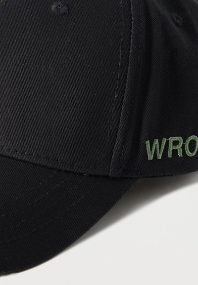 Μαύρο μπέιζμπολ καπέλο με πράσινη κεντημένη μερική λέξη "WRO" ορατή στο μπροστινό δεξί μέρος, σε λευκό φόντο.