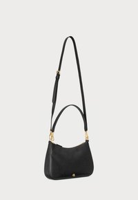 Μαύρη δερμάτινη τσάντα χειρός με καμπυλωτό σχήμα, λεία υφή, χρυσά αξεσουάρ και διπλές λαβές. Διαθέτει φερμουάρ κλεισίματος στην κορυφή.