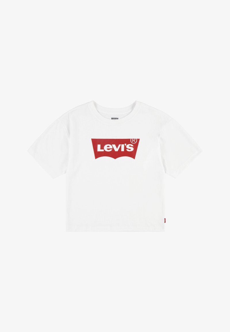 Camiseta de algodón blanca con mangas cortas, que presenta un gran logo rojo de Levi's en forma curva centrado en el frente.