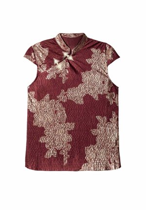 Top de manga corta en tela burdeos con un patrón abstracto en oro. Presenta un cuello doblado y una superficie texturizada.