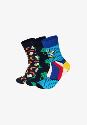 Tre par farverige sokker: mørkeblå med øl og regnbuer, mørkegrøn med kløver, lys blå med geometriske mønstre og accenter.