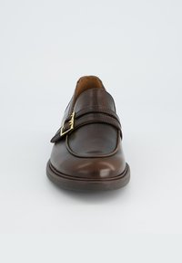 Braune Leder Slipper mit glatter Oberfläche, ausgestattet mit einem doppelten Schnallenriemen und einer runden Spitze. Gummisohle für zusätzlichen Halt.