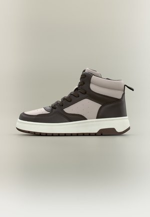 High-top sneaker in bruin en beige met witte zool, veters aan de voorkant, gevoerde kraag en trek-lus op de hiel, zijaanzicht getoond.