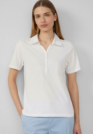 Weißes Polohemd mit kurzen Ärmeln, Kragen und einer fünfknöpfigen Knopfleiste, aus weichem Baumwollstoff gefertigt, mit lockerem Schnitt und glatter Textur.