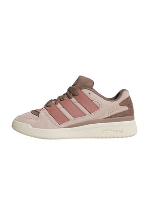Ljusrosa mockasneakers med mörkbruna accenter, som har tre rosa sidskarvar, rund tå, gummisula och vadderad krage.