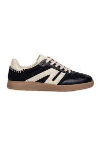 Sneaker nere e beige con tomaia in pelle liscia, dettagli in tessuto testurizzato, chiusura con lacci e suola in gomma naturale. Design minimalista.