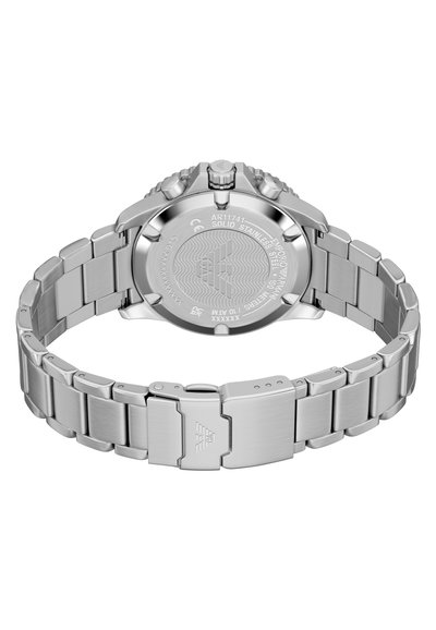 Srebrny zegarek ze stali nierdzewnej z masywną bransoletą, prezentujący teksturowane tylne etui i solidne zapięcie. Widoczne są wyraźne grawerunki.