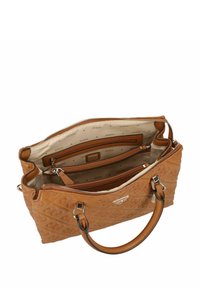 Sac à main matelassé beige avec fermeture éclair, doubles poignées et intérieur à motif comprenant des compartiments et une petite poche plate.