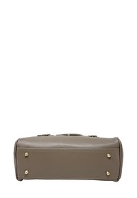 Borsa a mano in pelle marrone con dettagli dorati, caratterizzata da una forma strutturata, superficie testurizzata e quattro piedini metallici alla base per stabilità.