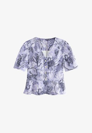 Lavendelfarbenes Kurzarmbluse mit schwarz-weißer Tigerdruck, Knopfleiste und lockerer Passform, vor einem weißen Hintergrund.