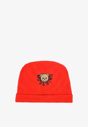 Bonnet en coton rouge avec un revers, présentant un graphisme d'ours et le mot "Moschino" en lettres noires épaisses autour.
