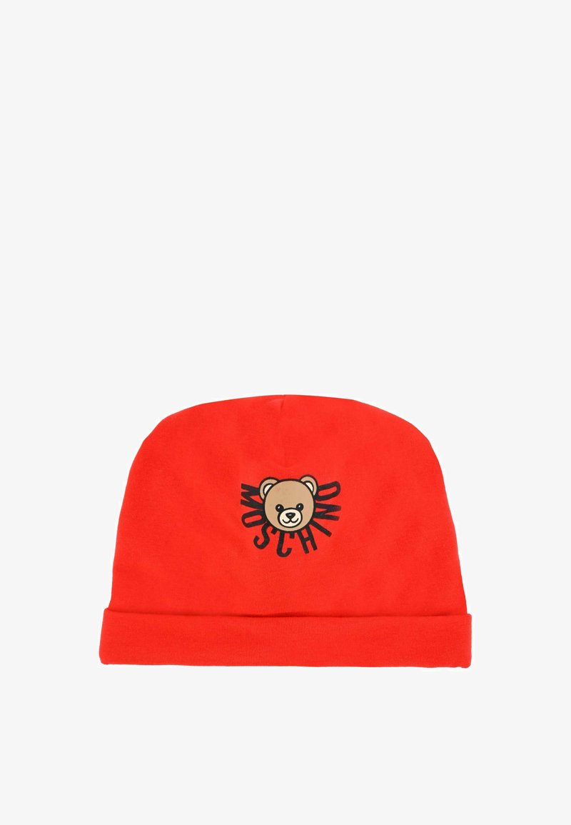 Beanie rosso in cotone con risvolto, caratterizzato da una grafica di un orso e la parola "Moschino" in lettere nere in grassetto attorno ad essa.