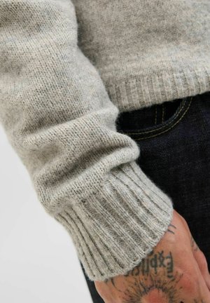 Jack & Jones, KNITTED T-SHIRT PLUS SIZE - Pullover - light grey melange