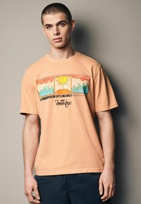 Next LICENSE REGULAR - T-shirts print - beach boys orange