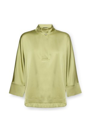 Blusa de satén verde claro con cuello alto, tapeta con botones a presión y puños anchos en mangas de tres cuartos.