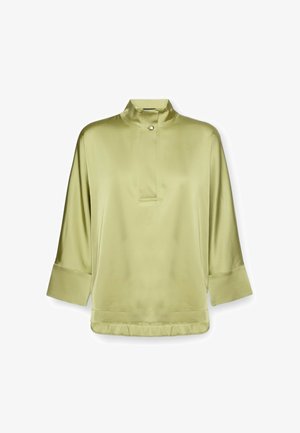 Hellgrüne Satinbluse mit hohem Kragen, Druckknopfleiste und breiten Manschetten an dreiviertellangen Ärmeln.