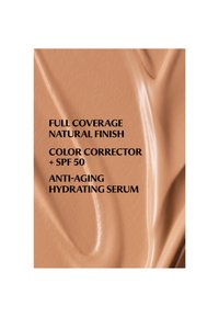 Fuld dækning naturlig finish farvekorrigerende creme med SPF 50, der tilbyder anti-aging og fugtgivende serumfordele på en glat beige cremebaggrund.