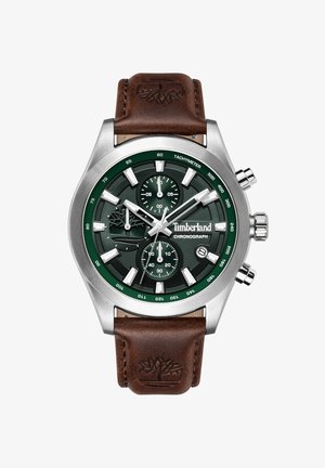 Chronograaf polshorloge met groene wijzerplaat, zilveren kast, witte markers, bruine leren band, datumvenster en Timberland-logo op de wijzerplaat en band.