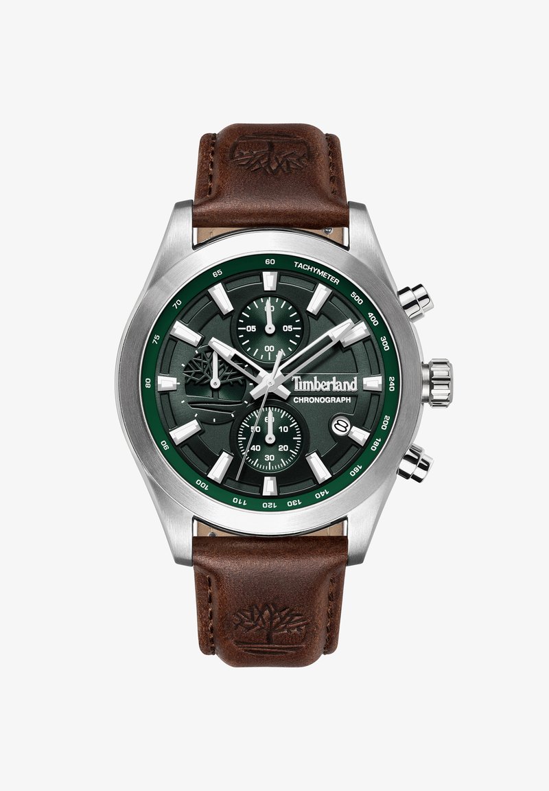 Montre chronographe avec cadran vert, boîtier argenté, index blancs, bracelet en cuir marron, guichet de date, et logo Timberland sur le cadran et le bracelet.