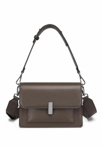 Hnědá kožená kabelka s klopou na zavír�ání, stříbrným kováním, nastavitelným popruhem a přední kapsou. Hladká textura s minimalistickým designem.