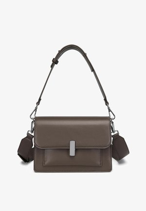 Ruda odinė rankinė su atvartų užsegimu, sidabrine įranga, reguliuojamu dirželiu ir priekinė kišenė. Lygios tekstūros su minimalistiniu dizainu.