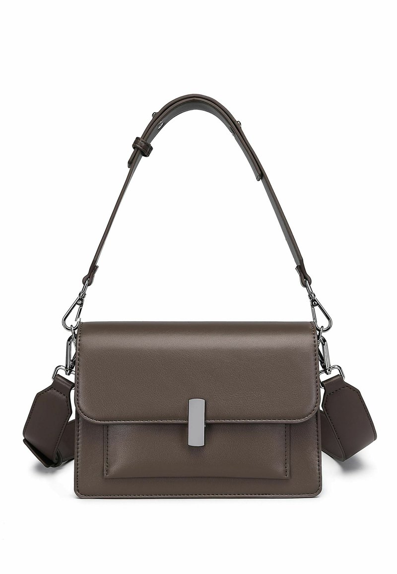 Hnědá kožená kabelka s klopou na zavírání, stříbrným kováním, nastavitelným popruhem a přední kapsou. Hladká textura s minimalistickým designem.