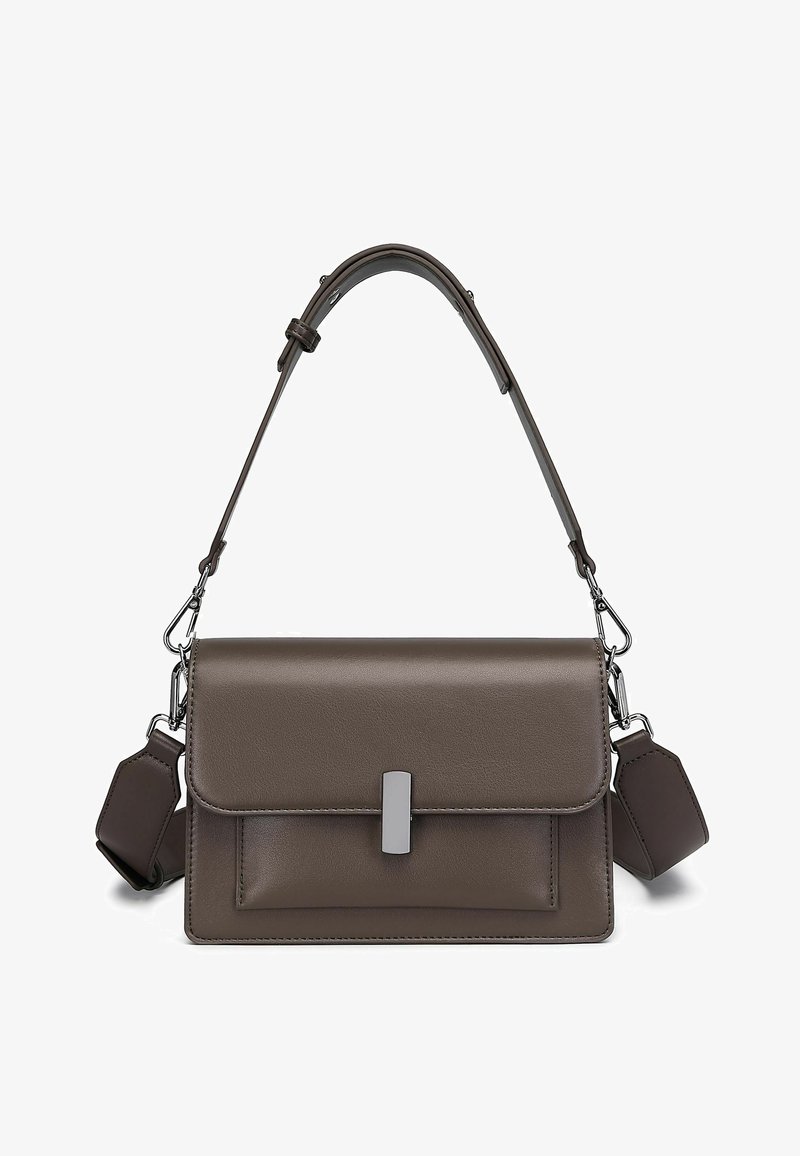 Hnedá kožená kabelka s preklopnou chlopňou, striebornými kovaniami, nastaviteľným popruhom a predným vreckom. Hladká textúra s minimalistickým dizajnom.