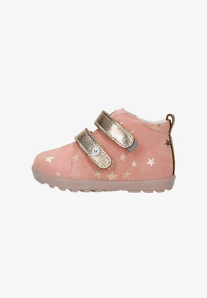 Rosa Wildlederschuhe mit goldenen Sternmustern, zwei metallischen Riemen und einem braunen Absatz. Sie haben eine runde Zehenpartie und eine strukturierte Gummisohle für besseren Halt.