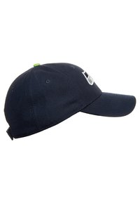 Gorra de béisbol navy con visera curvada, logo bordado en la parte delantera y un acento verde en la correa trasera. Material de algodón, diseño estructurado.