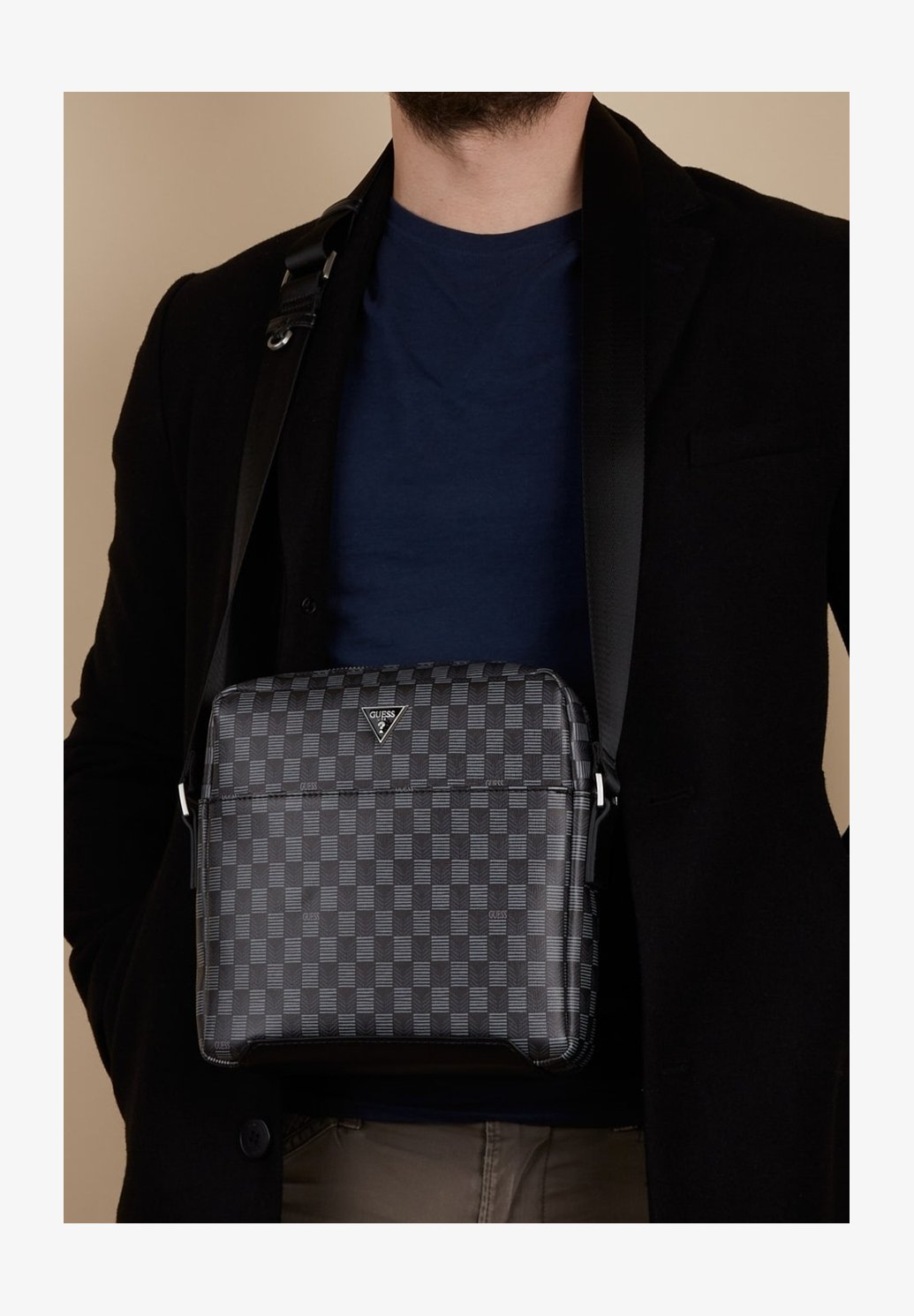 Borsa A Tracolla Guess Jeans HMTOSA P4258 In Ecopelle Nera, Dimensioni Medie 22x22x7 Cm