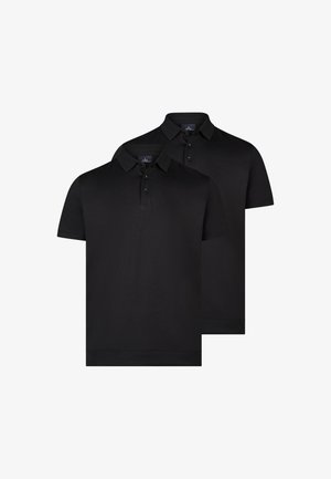 Zwei schlichte schwarze Poloshirts mit kurzen Ärmeln, Kragen und Drei-Knopf-Leiste, übereinandergelegt auf weißem Hintergrund.