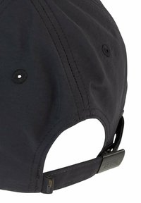 Schwarze Baseballkappe aus weichem Stoff, mit einem gebogenen Schirm, Belüftungsöffnungen und einem verstellbaren Riemen auf der Rückseite.