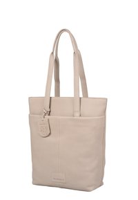 Borsa a tracolla in pelle beige con manici doppi, superficie testurizzata, tasca frontale e etichetta con logo. Design semplice e rettangolare verticale.