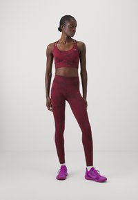 ICANIWILL DEFINE SEAMLESS TIE DYE BRA - Vidutiniškai krūtinę prilaikanti sportinė liemenėlė - red