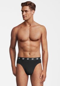 Slip in cotone nero con cintura elastica morbida e logo bianco "CR7". Il design è aderente e senza cuciture.