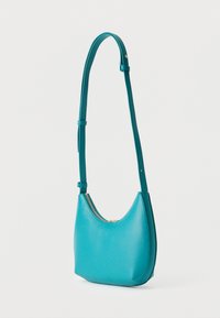 Sac à bandoulière en cuir turquoise avec une fermeture éclair en or et une bandoulière ajustable, présenté sur un fond blanc.