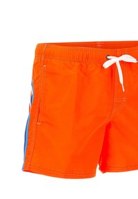 Heldere oranje zwembroek met een elastische tailleband, witte trekkoord, zijzakken en blauwe accenten langs de zijnaad.