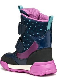 Bota de invierno impermeable en color marino y morado con patrones de estrellas, dos correas de Velcro y suela de goma rosa con relieve en forma de estrella.