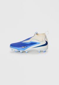 Crampons de football montantes bleu et blanc avec des crampons bleu clair et des logos Swoosh Nike sur le côté et la zone des orteils, sur un fond uni.