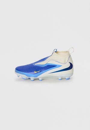 Crampons de football montantes bleu et blanc avec des crampons bleu clair et des logos Swoosh Nike sur le côté et la zone des orteils, sur un fond uni.