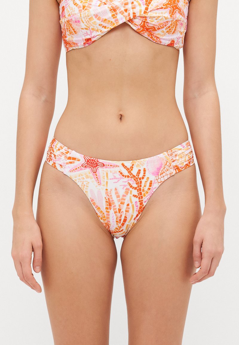 Maudymosi bikini kelnaitės su spalvinga koralinio rašto oranžiniais ir rožiniais atspalviais, pasižyminčios lygiu paviršiumi ir vidutinio aukščio dizainu su šoniniu raukšlėjimu.
