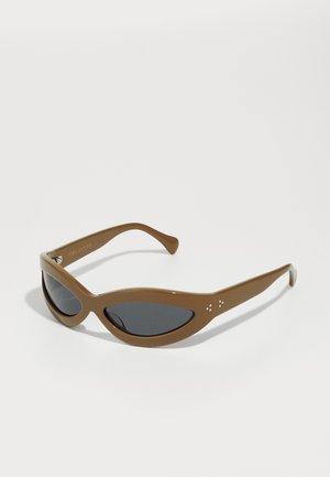 Óculos de sol de plástico castanho com um formato de olho de gato alongado, lentes escuras e detalhes em prata nas laterais.