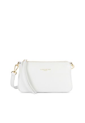 Biała skórzana kopertówka na nadgarstek Lancaster Paris z złotym zamkiem i odpinanym paskiem na białym tle.